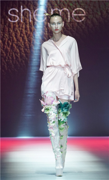 成都举办首个大学生时装周 University students rejuvenate ancient Chinese fashion