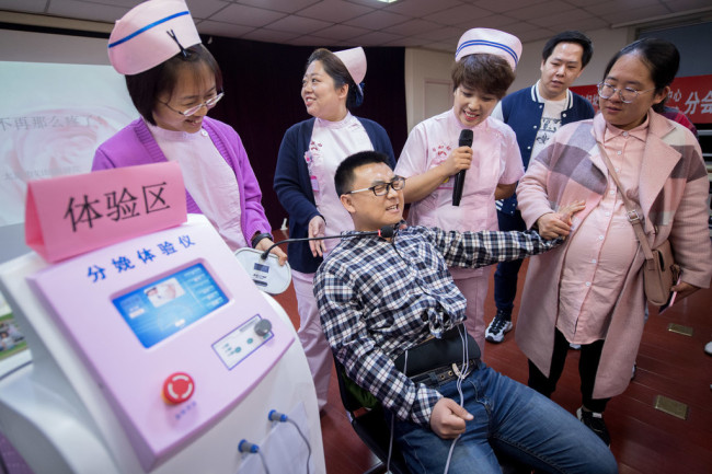 分娩有多痛?爸爸来体验 Dads-to-be experience labor pain